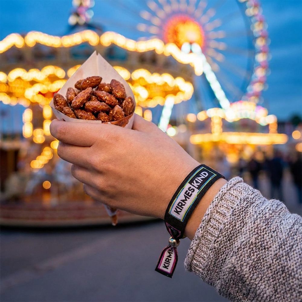 Kirmeskind-Bändchen am Handgelenk mit gebrannten Mandeln