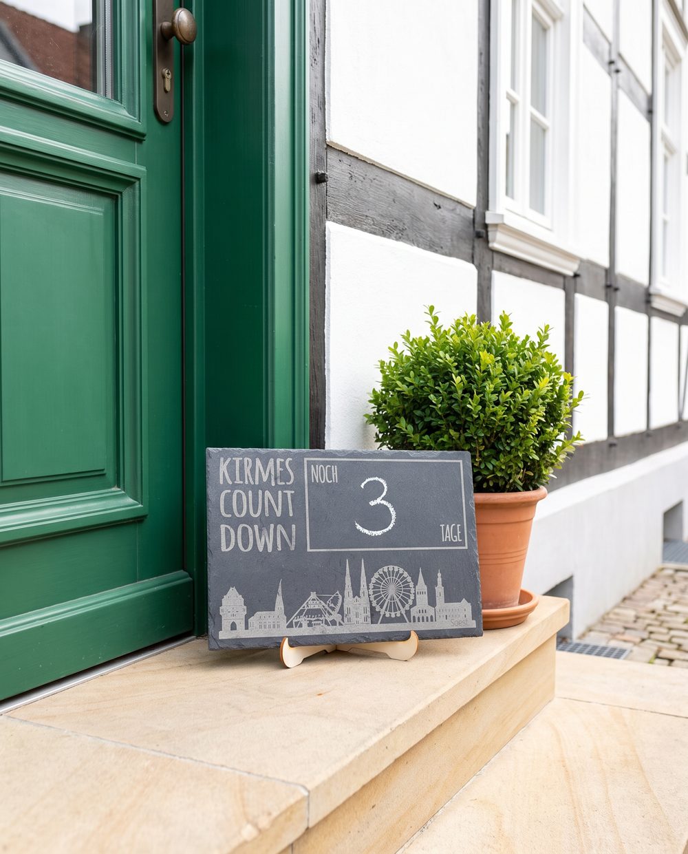 Kirmescountdown Schiefertafel vor einer Fachwerk-Haustür