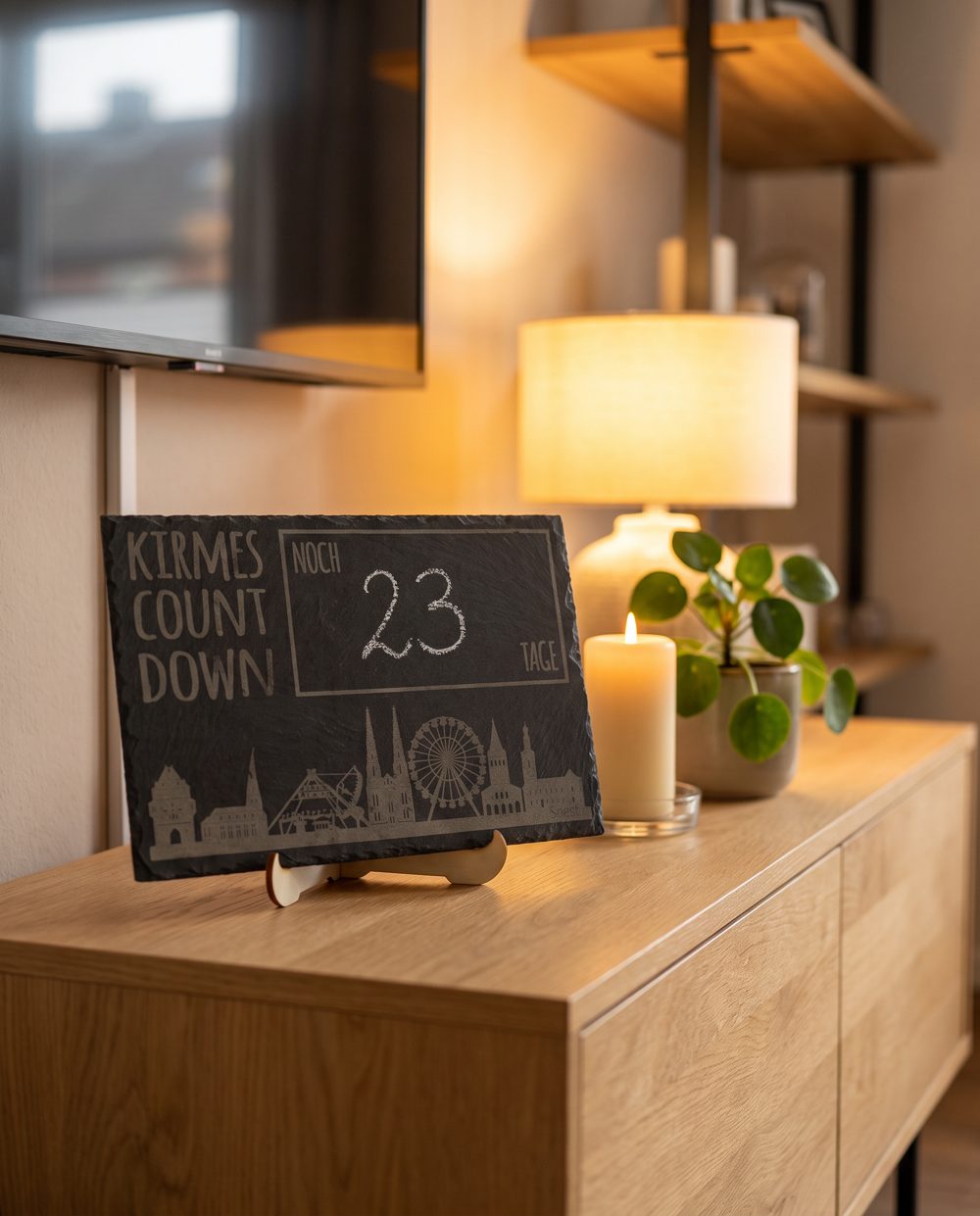Kirmescountdown Schiefertafel auf einem Sideboard im Wohnzimmer