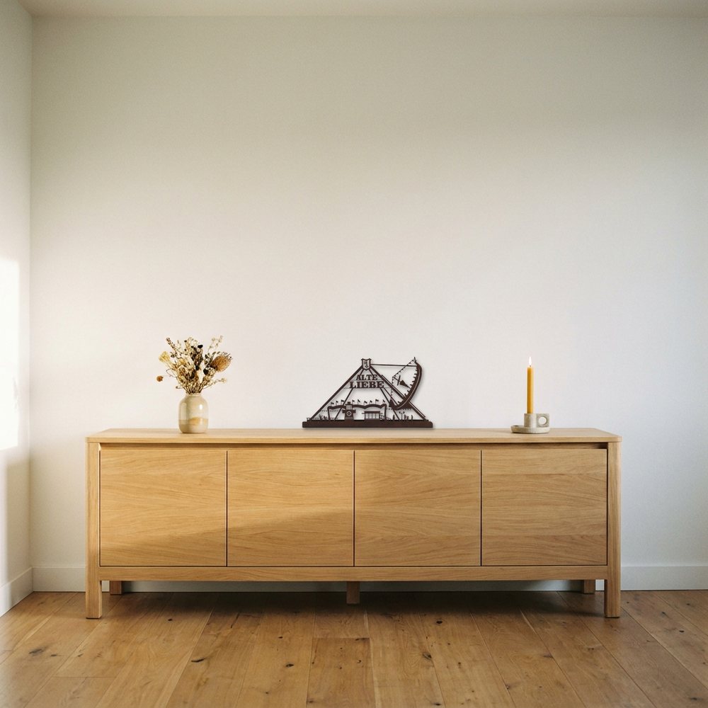 Rostige Alte Liebe aus Cortenstahl auf dem Sideboard